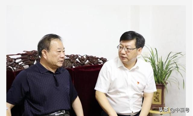 湖北省襄陽市襄州區(qū)委書記、區(qū)長劉明鋒走訪慰問離退休老干部