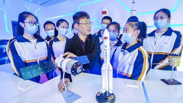 “天宮科堂”第二課開講啦！中國流動科技館黑龍江省齊齊哈爾站走進齊齊哈爾中學(xué)